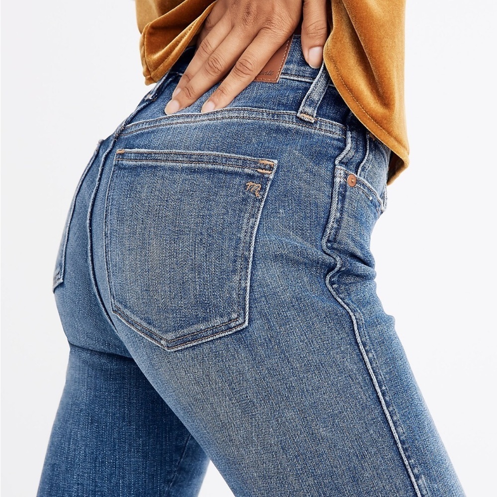 9" Mid-Rise Skinny Jeans in York Wash: Rip and Repair Edition size 25 - Picture 3 of 11